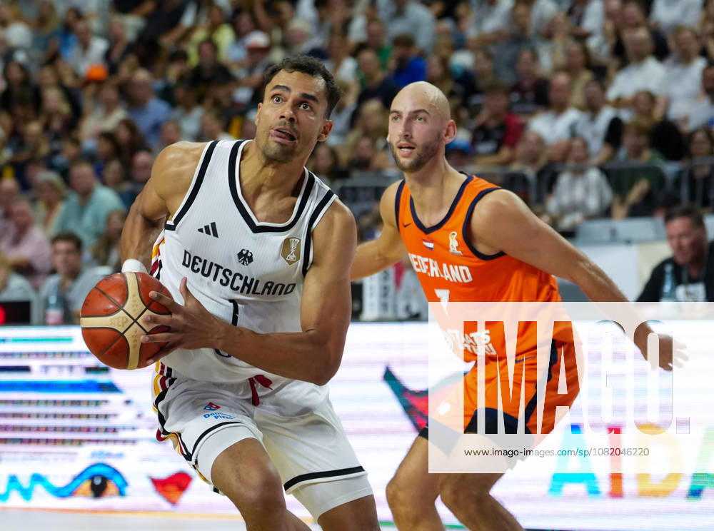 Oscar Da Silva (Deutschland, 1) bewegt den Ball. Marijn Ververs (Niederlande, 7) ist im Hintergrund. GER, Deutschland vs Niederlande, Basketball, Länderspiel, World Cup European Qualifiers, LANXESS arena, Köln, 27.08.2026 Foto: HMB Media Scott W. Coleman Köln LANXESS arena Nordrhein-Westfalen GER