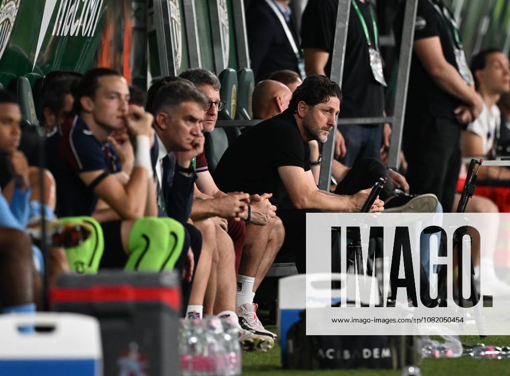 Ferencvaros v Trabzonspor - UEFA Europa League BUDAPEST, HUNGARY - AUGUST 27: Trabzonspor head coach Fatih Tekke watches the match during the UEFA Europa League play-off second-leg match between Ferencvaros and Trabzonspor at Groupama Stadium in Budapest, Hungary on August 27, 2026. Hakan Burak Altunoz Anadolu Budapest Hungary. Editorial use only. Please get in touch for any other usage.