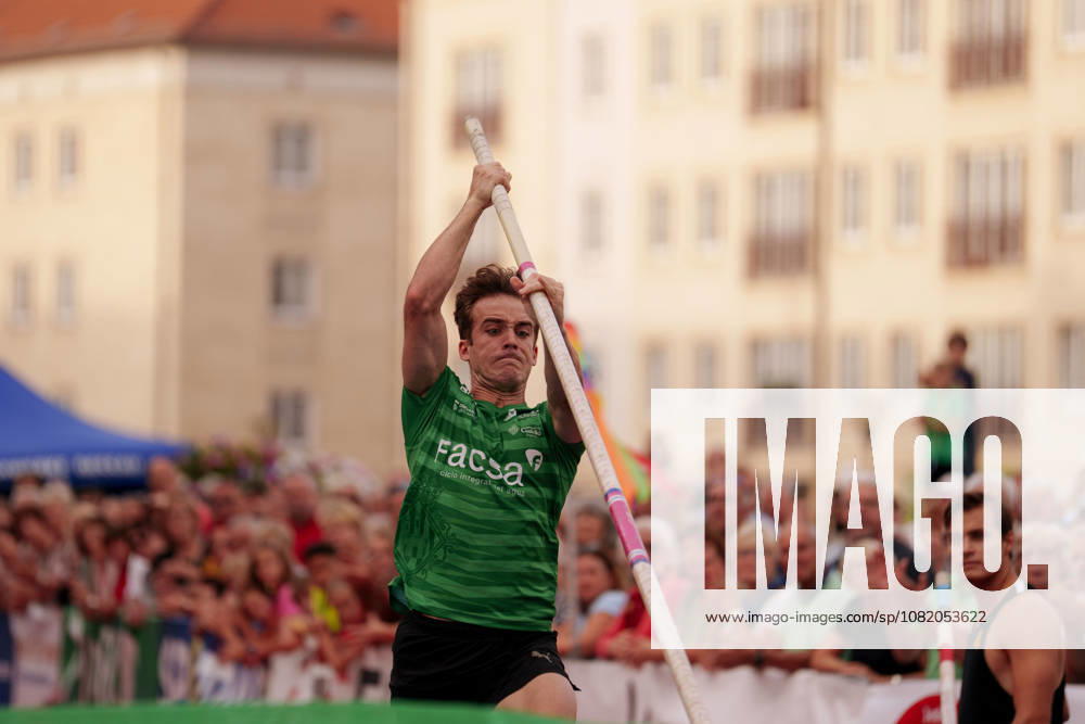 6th International DVV Stadtwerke Pole Vault Meeting: Alex Gracia (ESP) as he plants the pole on August 27, 2026, at the Marktplatz in Dessau, Dessau-Roßlau, Saxony-Anhalt, Dessau-Roßlau, Marktplatz, Dessau, Saxony-Anhalt, Germany