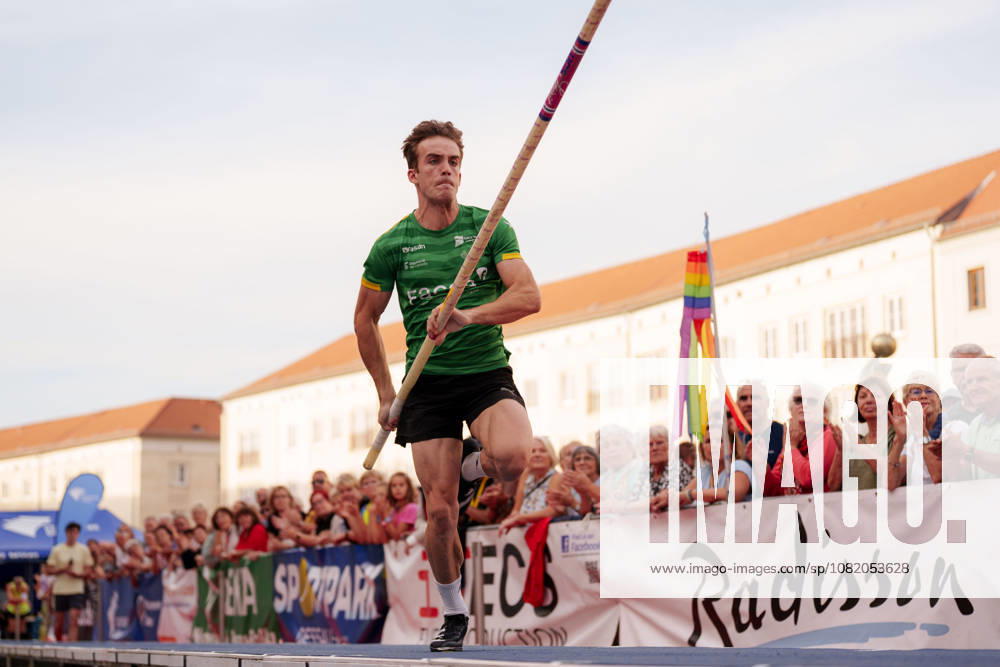 6th International DVV Stadtwerke Pole Vault Meet: Alex Gracia (ESP) during his approach on August 27, 2026, at the Marktplatz in Dessau, Dessau-Roßlau, Saxony-Anhalt, Dessau-Roßlau, Marktplatz, Dessau, Saxony-Anhalt, Germany