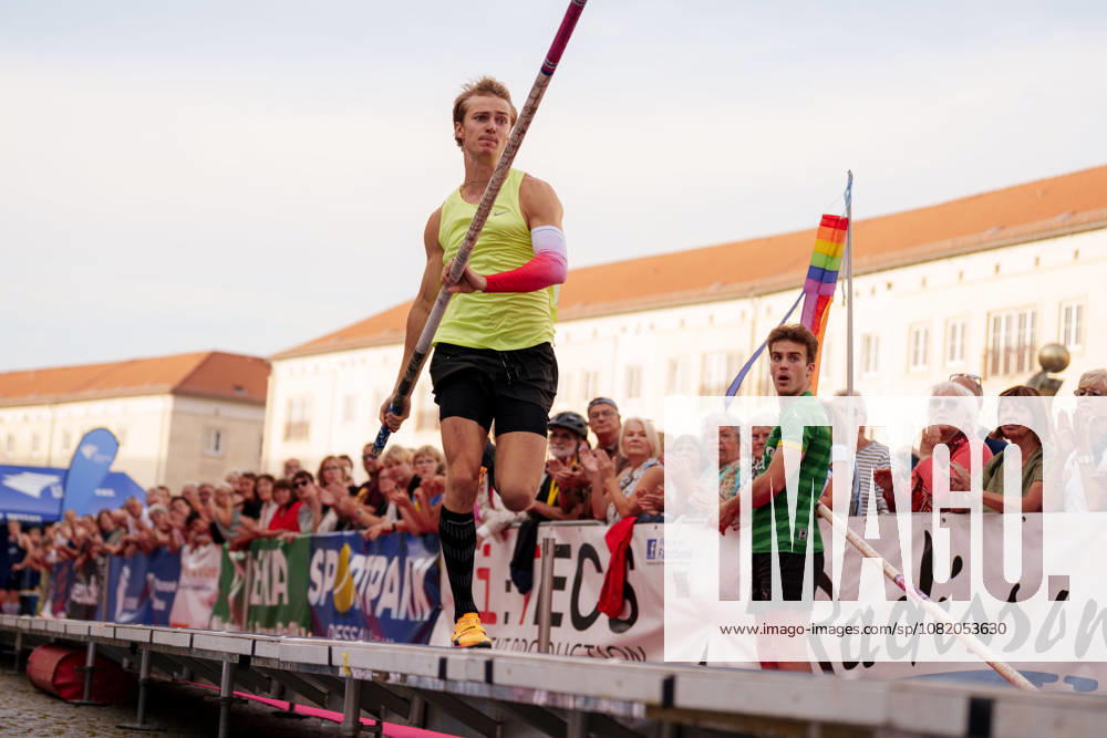 6th International DVV Stadtwerke Pole Vault Meeting: Bartosz Marciniewicz (POL) during his run-up on August 27, 2026, at the Marktplatz in Dessau, Dessau-Roßlau, Saxony-Anhalt, Dessau-Roßlau, Marktplatz, Dessau, Saxony-Anhalt, Germany