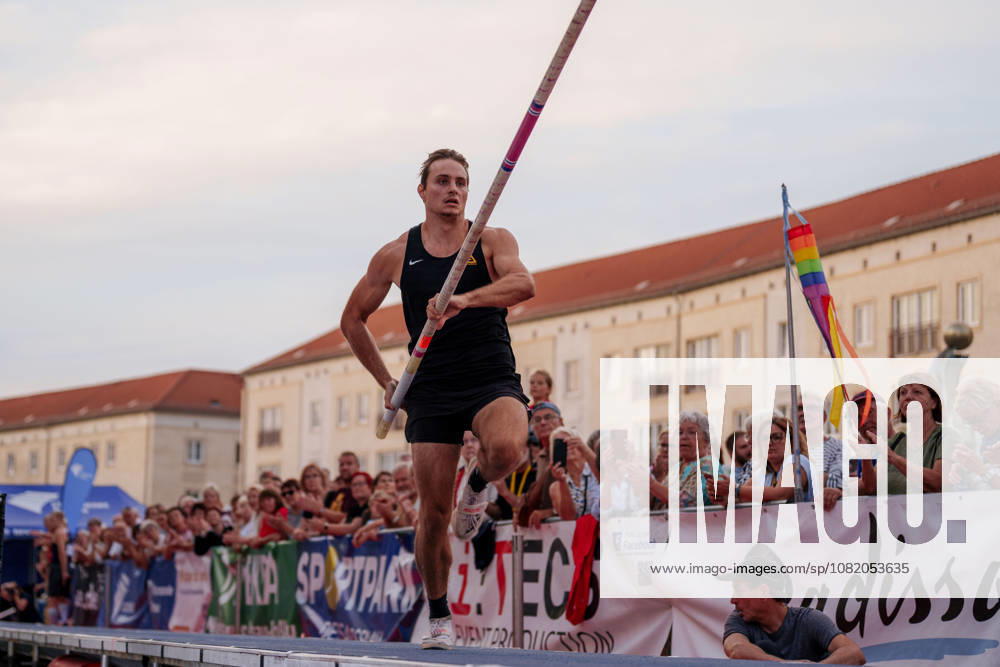6th International DVV Stadtwerke Pole Vault Meeting: Marec Metzger of TSV Gräfelfing during his run-up on August 27, 2026, at the Marktplatz in Dessau, Dessau-Roßlau, Saxony-Anhalt, Dessau-Roßlau, Marktplatz, Dessau, Saxony-Anhalt, Germany