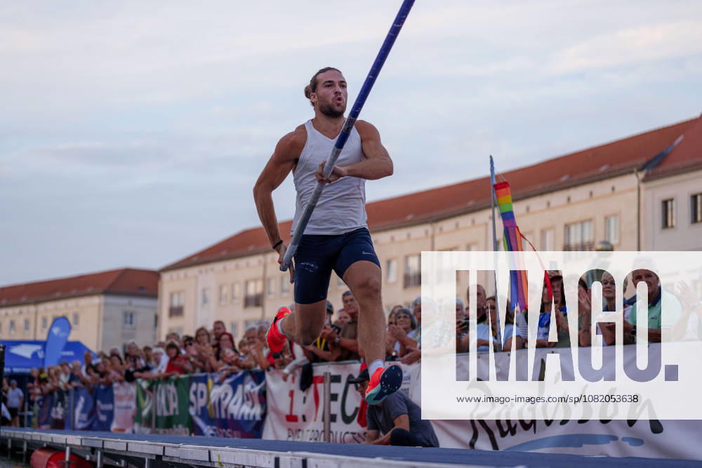 6th International DVV Stadtwerke Pole Vault Meeting: Robin Emig (FRA) during his approach on August 27, 2026, at the Marktplatz in Dessau, Dessau-Roßlau, Saxony-Anhalt, Dessau-Roßlau, Marktplatz, Dessau, Saxony-Anhalt, Germany