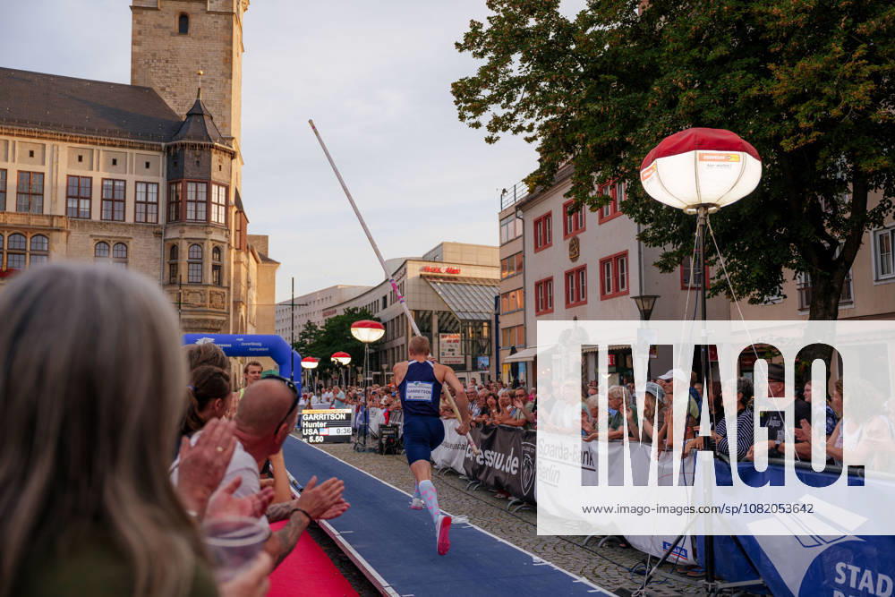 6th International DVV Stadtwerke Pole Vault Meeting: Hunter Garretson (USA) during his run-up on August 27, 2026, at the Marktplatz in Dessau, Dessau-Roßlau, Saxony-Anhalt, Dessau-Roßlau, Marktplatz, Dessau, Saxony-Anhalt, Germany
