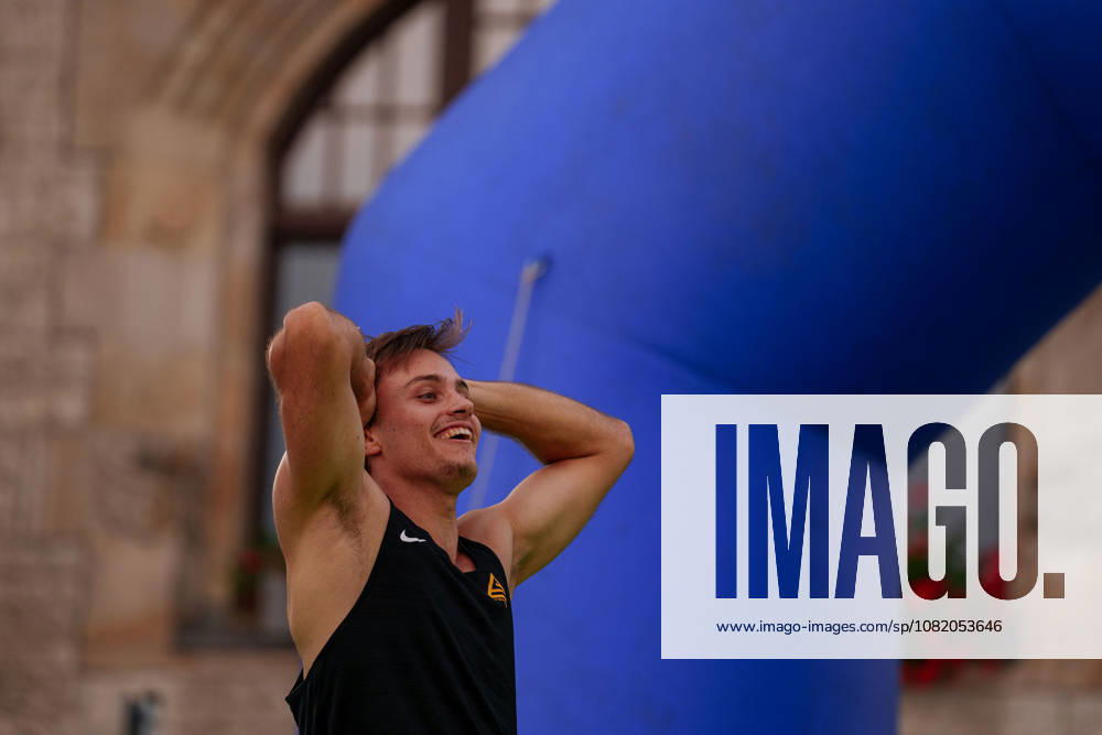 6th International DVV Stadtwerke Pole Vault Meeting: Marec Metzger of TSV Gräfelfing holds his head in his hands on August 27, 2026, at the Market Square in Dessau, Dessau-Roßlau, Saxony-Anhalt, Dessau-Roßlau, Market Square, Dessau, Saxony-Anhalt, Germany