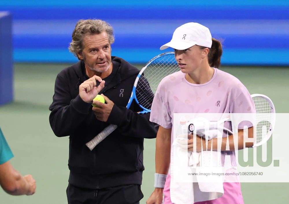 IGA SWIATEK of Poland and FRANCISCO ROIG of Spain during practise session before US Open. New York, USA. New York City USA - ZUMAc278 20260827_zsp_c278_007