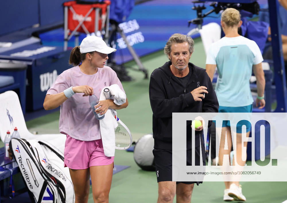 FRANCISCO ROIG of Spain, IGA SWIATEK and DARIA ABRAMOWICZ of Poland during practise session before US Open. New York, USA. New York City USA - ZUMAc278 20260827_zsp_c278_012