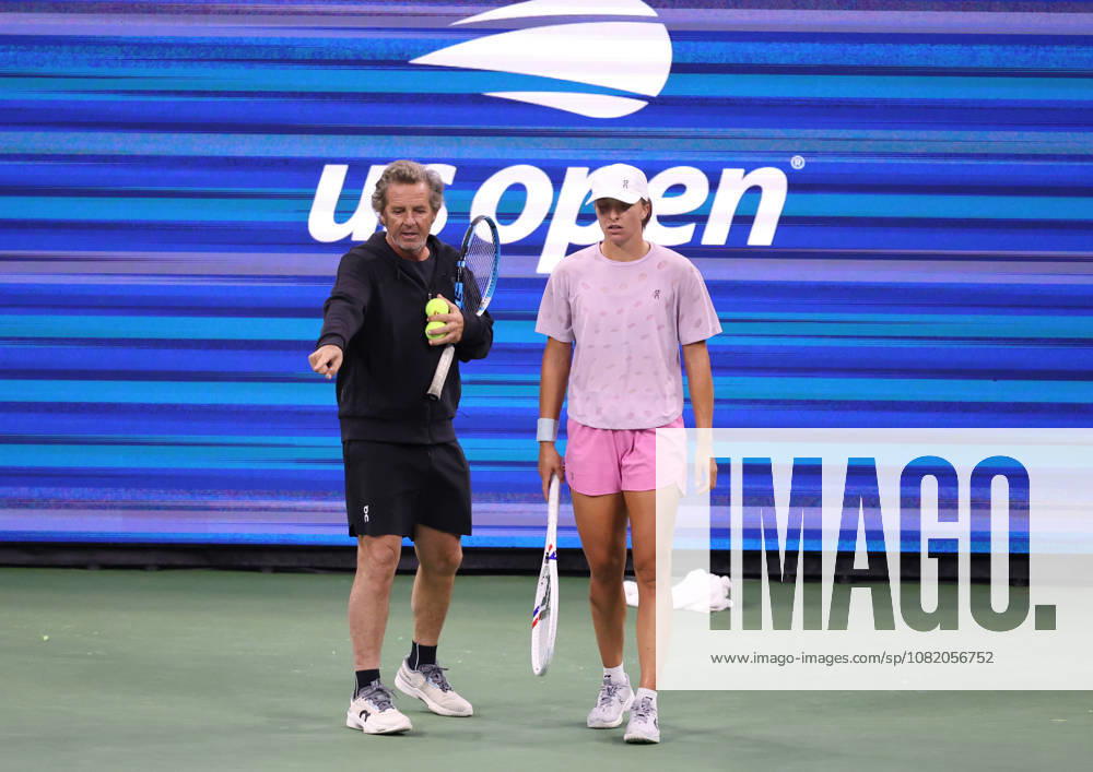 IGA SWIATEK of Poland and FRANCISCO ROIG of Spain during practise session before US Open. New York, USA. Tennis: US Open - Iga Swiatek And Francisco Roig - ZUMAc278 20260827_zsp_c278_006