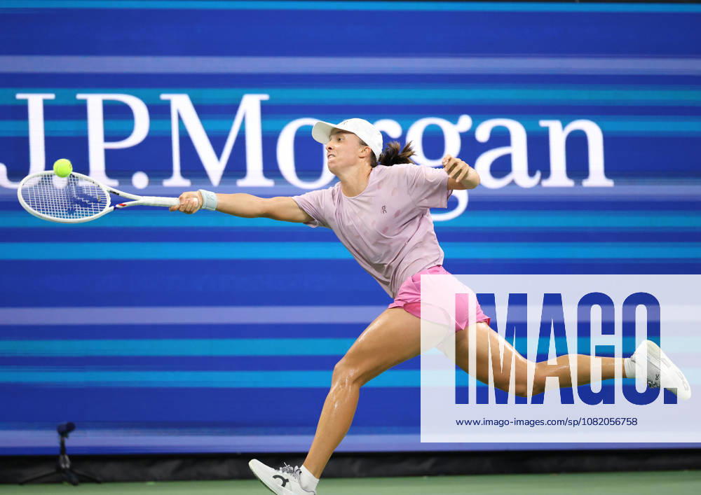 IGA SWIATEK of Poland during practise session before US Open. New York, USA. New York City USA - ZUMAc278 20260827_zsp_c278_018