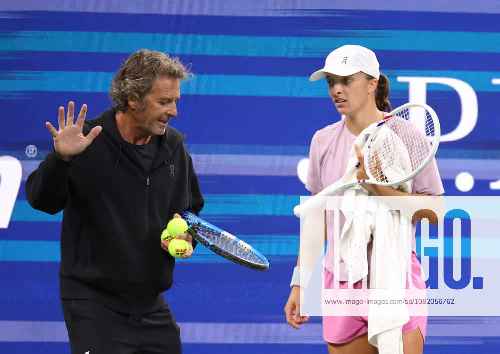 IGA SWIATEK of Poland and FRANCISCO ROIG of Spain during practise session before US Open. New York, USA. New York City USA - ZUMAc278 20260827_zsp_c278_020