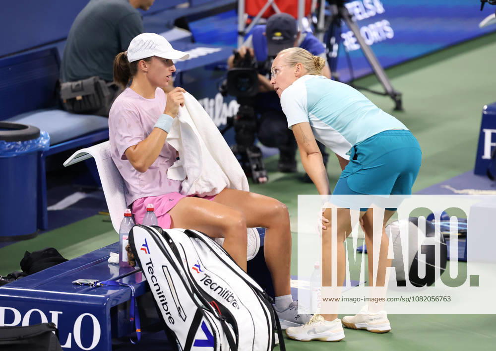 IGA SWIATEK and DARIA ABRAMOWICZ of Poland during practise session before US Open. New York, USA. Tennis: US Open - Iga Swiatek And Daria Abramowicz - ZUMAc278 20260827_zsp_c278_009