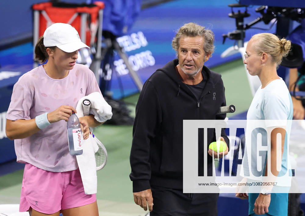 FRANCISCO ROIG of Spain, IGA SWIATEK and DARIA ABRAMOWICZ of Poland during practise session before US Open. New York, USA. Tennis: US Open - Francisco Roig, Iga Swiatek And Daria Abramowicz - ZUMAc278 20260827_zsp_c278_011