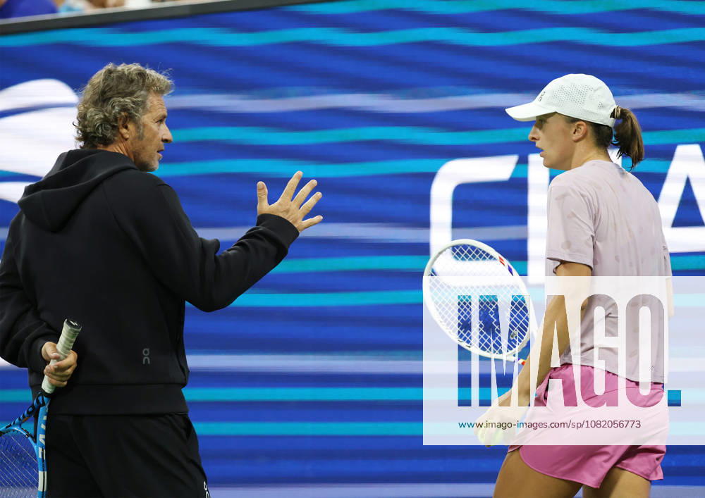 IGA SWIATEK of Poland and FRANCISCO ROIG of Spain during practise session before US Open. New York, USA. New York City USA - ZUMAc278 20260827_zsp_c278_026