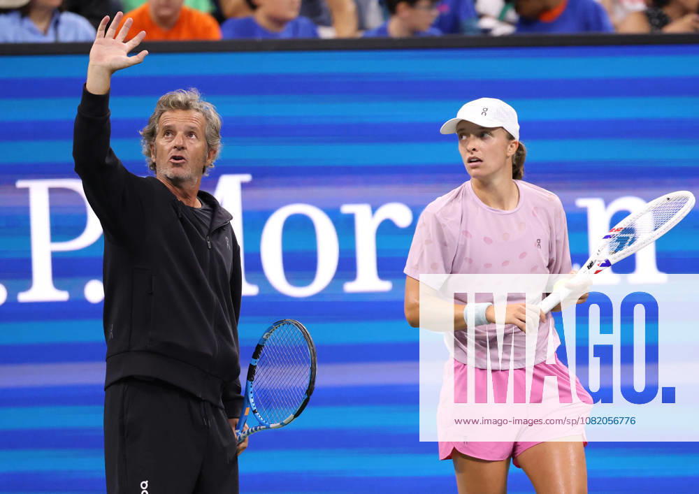IGA SWIATEK of Poland and FRANCISCO ROIG of Spain during practise session before US Open. New York, USA. Tennis: US Open - Iga Swiatek And Francisco Roig - ZUMAc278 20260827_zsp_c278_017