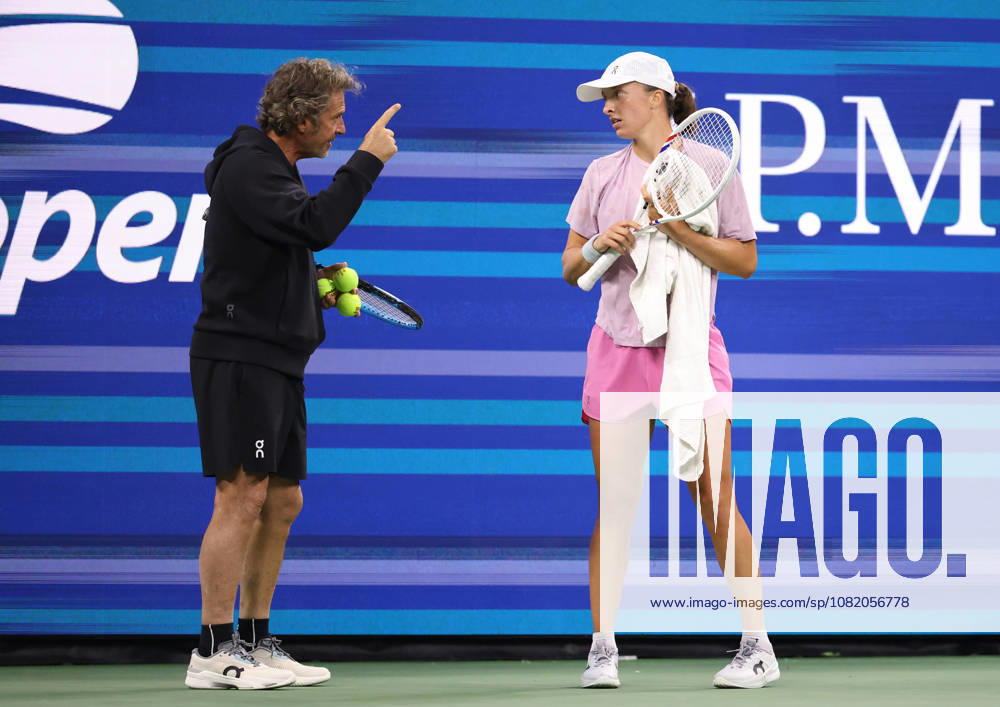 IGA SWIATEK of Poland and FRANCISCO ROIG of Spain during practise session before US Open. New York, USA. Tennis: US Open - Iga Swiatek And Francisco Roig - ZUMAc278 20260827_zsp_c278_019