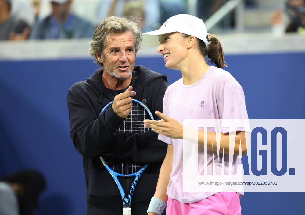 IGA SWIATEK of Poland and FRANCISCO ROIG of Spain during practise session before US Open. New York, USA. Tennis: US Open - Iga Swiatek And Francisco Roig - ZUMAc278 20260827_zsp_c278_022