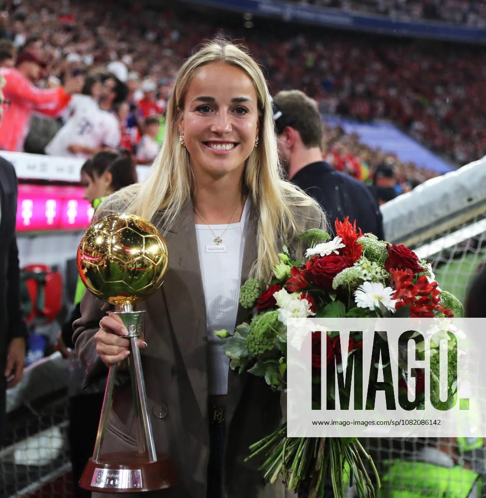 Soccer, Men s, Bundesliga, 2026–2027 Season, FC Bayern Munich vs. VFB Stuttgart, Allianz Arena; Soccer Player of the Year, Giulia Gwinn of FC Bayern Munich, with the trophy and a bouquet of flowers; DFB and DFL regulations prohibit any use of photographs as image sequences and or quasi-video content