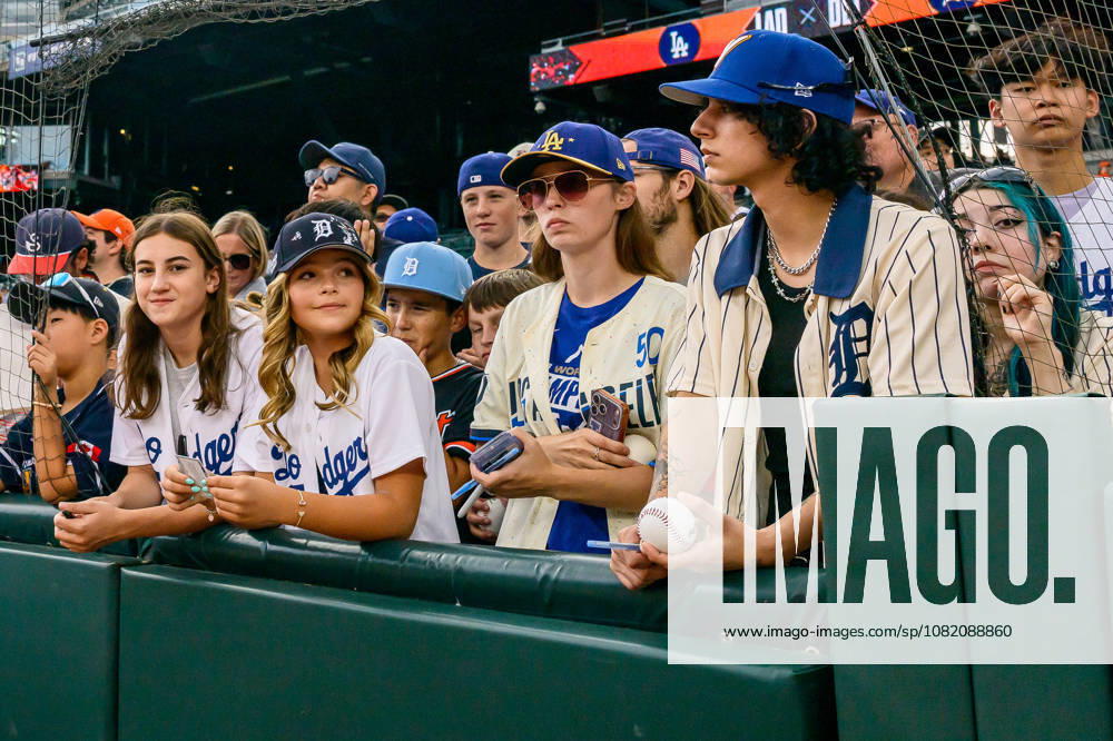 MLB, Baseball Herren, USA 2026: Dodgers Vs Tigers AUG 28 Aug 28, 2026; Detroit, Michigan, USA; Dodgers and TIgers fans wait near the dugout hoping to see some MLB stars come sign autographs at Comerica Park. Mandatory Credit: Allan Dranberg-Cal Media (Credit Image: Â Allan Dranberg Cal Sport Media) Detroit Michigan USA