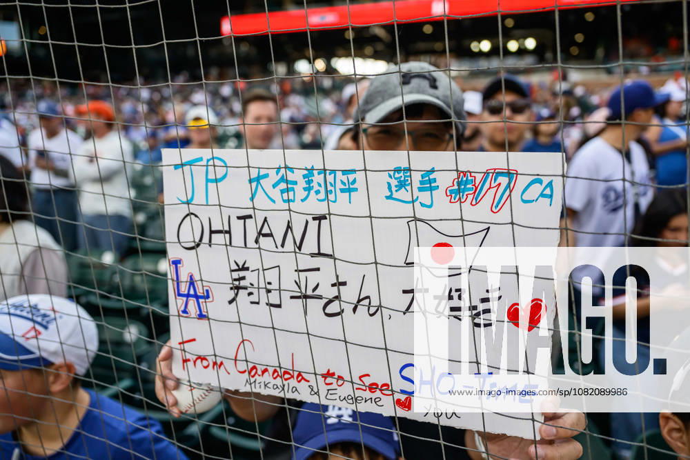 MLB, Baseball Herren, USA 2026: Dodgers Vs Tigers AUG 28 Aug 28, 2026; Detroit, Michigan, USA; Fans wait near the dugout to see Los Angeles Dodgers Shohei Ohtani (17) at Comerica Park. Mandatory Credit: Allan Dranberg-Cal Media (Credit Image: Â Allan Dranberg Cal Sport Media) Detroit Michigan USA