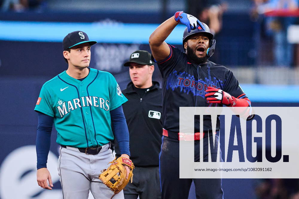 Toronto Blue Jays Vladimir Guerrero Jr. (27) celebrates after hitting an RBI double as Seattle Mariners second baseman Cole Young (2) looks on during first inning MLB, Baseball Herren, USA baseball action in Toronto, on Friday, Aug. 28, 2026. Canada News - August 28, 2026 - ZUMAc35_ 20260828_zaf_c35_066