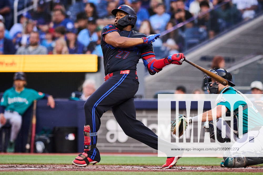 Toronto Blue Jays Vladimir Guerrero Jr. (27) hits an RBI double against the Seattle Mariners during first inning MLB, Baseball Herren, USA baseball action in Toronto, on Friday, Aug. 28, 2026. Canada News - August 28, 2026 - ZUMAc35_ 20260828_zaf_c35_069
