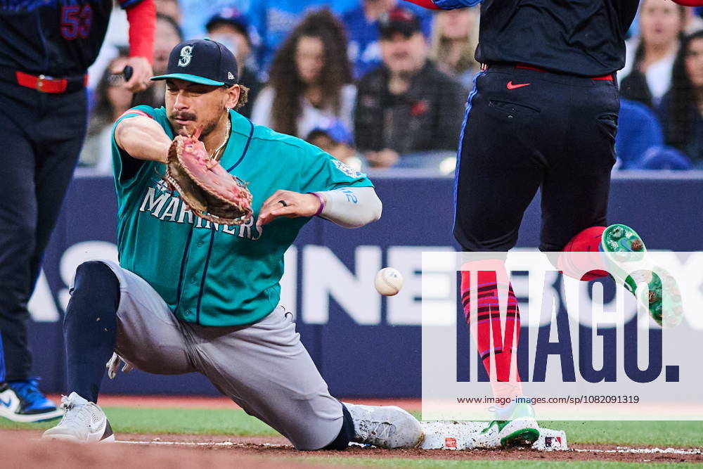 Seattle Mariners first baseman Josh Naylor (12) can t make the play as Toronto Blue Jays George Springer (4) singles during first inning MLB, Baseball Herren, USA baseball action in Toronto, on Friday, Aug. 28, 2026. Canada News - August 28, 2026 - ZUMAc35_ 20260828_zaf_c35_070