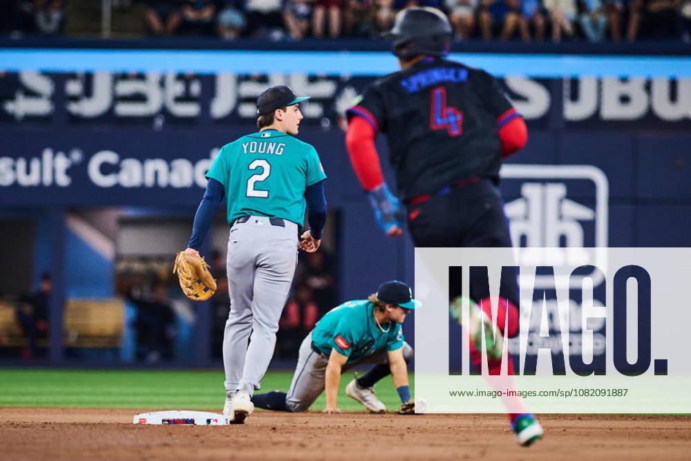 Seattle Mariners second baseman Cole Young (2) and shortstop Brock Rodden (90) look on as Toronto Blue Jays George Springer (4) runs on an RBI single by Myles Straw, not shown, during seventh inning MLB, Baseball Herren, USA baseball action in Toronto, on Friday, Aug. 28, 2026. Canada News - August 28, 2026 - ZUMAc35_ 20260828_zaf_c35_078