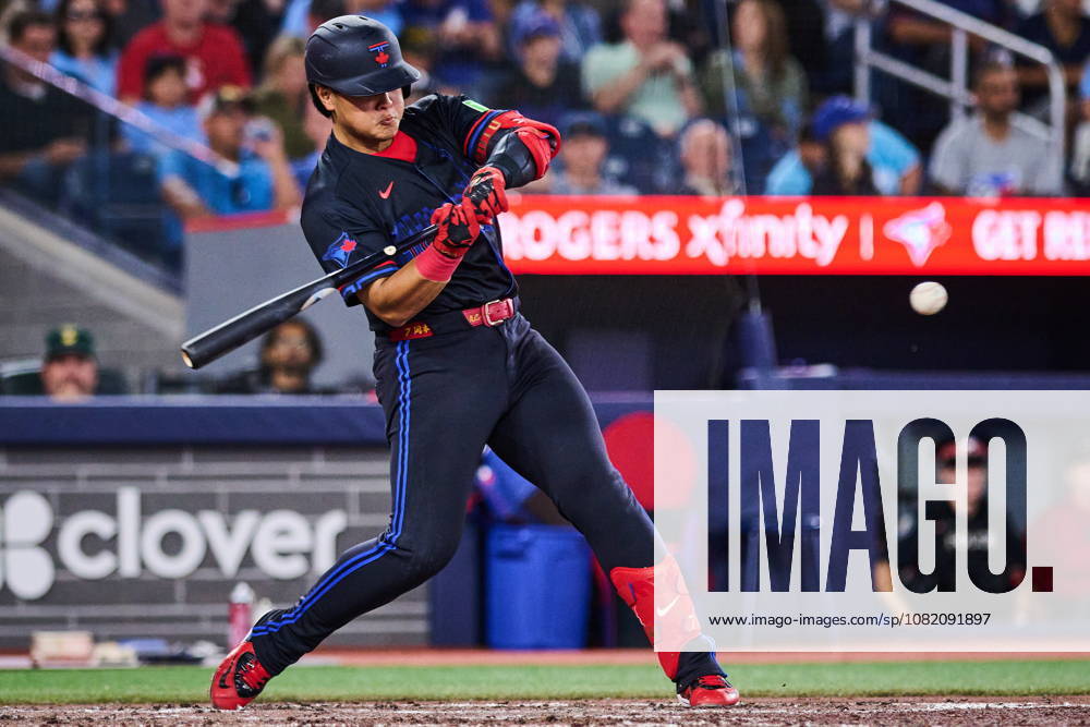 Toronto Blue Jays Kazuma Okamoto (7) brings in a run on a fielding error by Seattle Mariners J.P. Crawford, not shown, during seventh inning MLB, Baseball Herren, USA baseball action in Toronto, on Friday, Aug. 28, 2026. Canada News - August 28, 2026 - ZUMAc35_ 20260828_zaf_c35_080