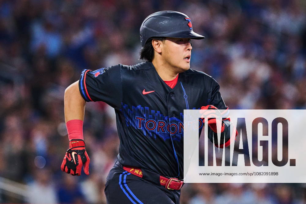 Toronto Blue Jays Kazuma Okamoto (7) sprints to first base as he brings in a run on a fielding error by Seattle Mariners J.P. Crawford, not shown, during seventh inning MLB, Baseball Herren, USA baseball action in Toronto, on Friday, Aug. 28, 2026. Canada News - August 28, 2026 - ZUMAc35_ 20260828_zaf_c35_081