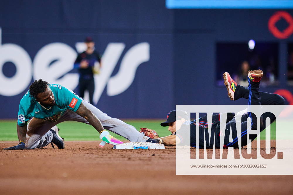 Seattle Mariners Randy Arozarena (left) is caught stealing second base by Toronto Blue Jays shortstop Andres Gimenez (0) during third inning MLB, Baseball Herren, USA baseball action in Toronto, on Friday, Aug. 28, 2026. Canada News - August 28, 2026 - ZUMAc35_ 20260828_zaf_c35_097