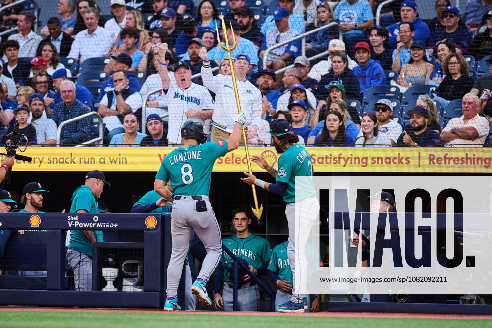Seattle Mariners Dominic Canzone (8) celebrates with his team after hitting a solo home run against the Toronto Blue Jays during first inning MLB, Baseball Herren, USA baseball action in Toronto, on Friday, Aug. 28, 2026. Canada News - August 28, 2026 - ZUMAc35_ 20260828_zaf_c35_100
