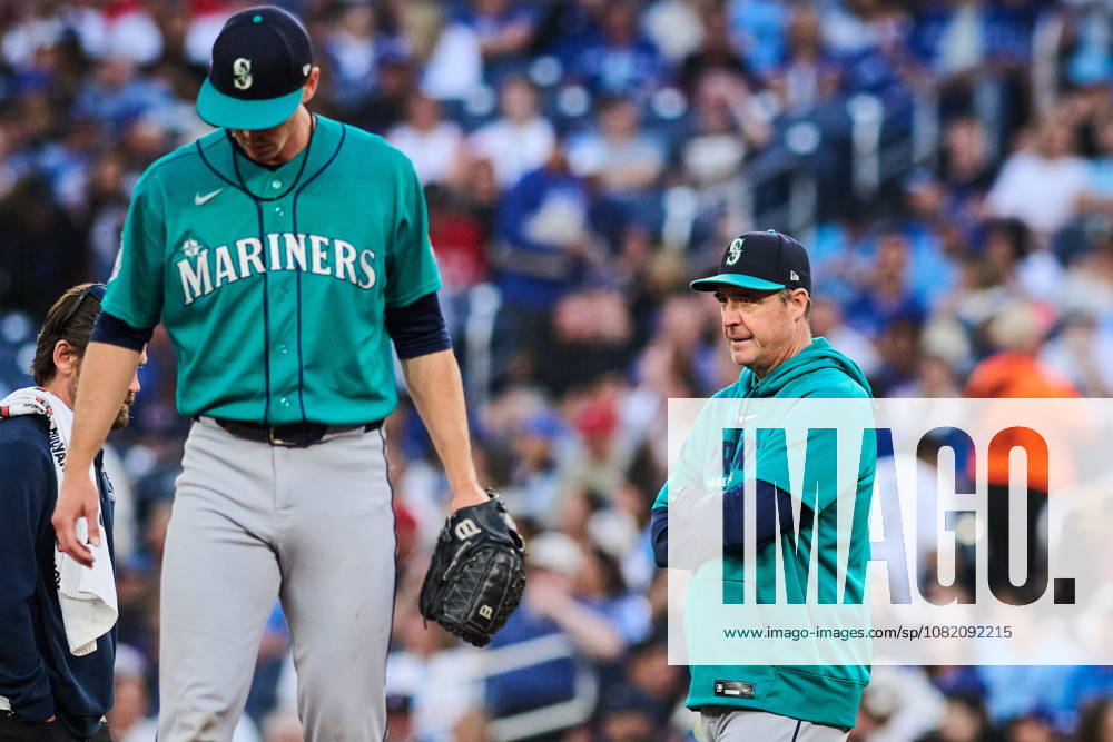 Seattle Mariners manager Dan Wilson, right, looks on as Seattle Mariners pitcher Emerson Hancock (26) is checked by a trainer during first inning MLB, Baseball Herren, USA baseball action against the Toronto Blue Jays in Toronto, on Friday, Aug. 28, 2026. Canada News - August 28, 2026 - ZUMAc35_ 20260828_zaf_c35_101