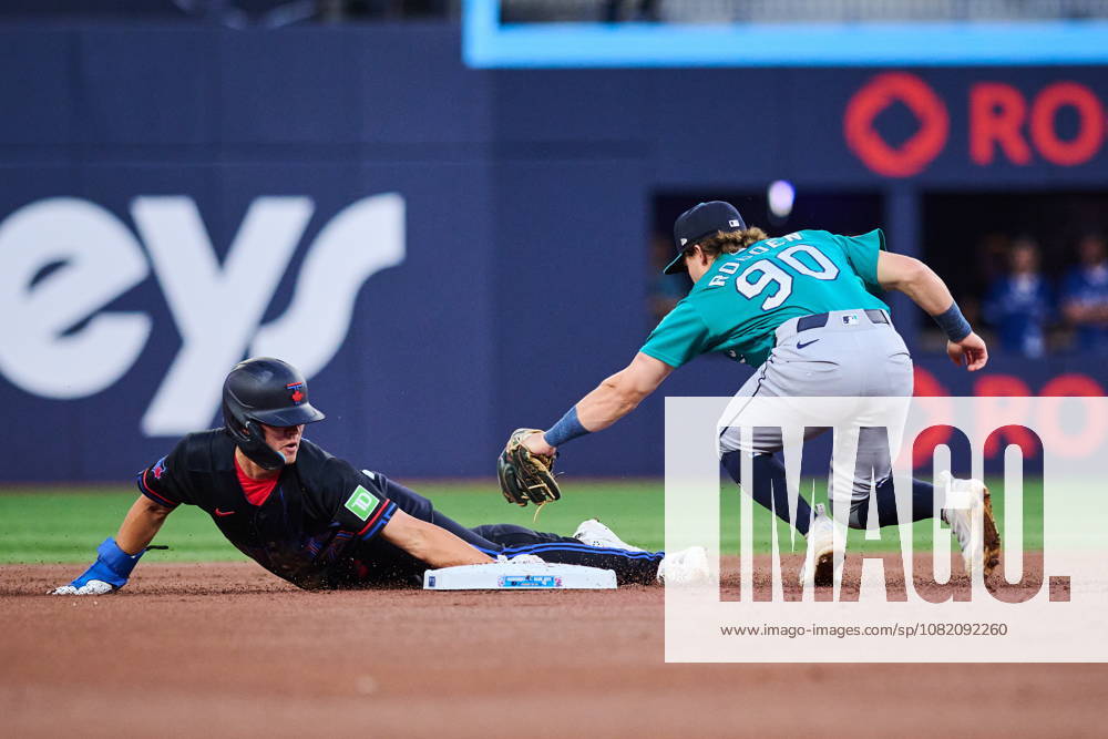 Toronto Blue Jays Brett Bateman (left) steals second base as Seattle Mariners shortstop Brock Rodden (90) defends during first inning MLB, Baseball Herren, USA baseball action in Toronto, on Friday, Aug. 28, 2026. Canada News - August 28, 2026 - ZUMAc35_ 20260828_zaf_c35_103