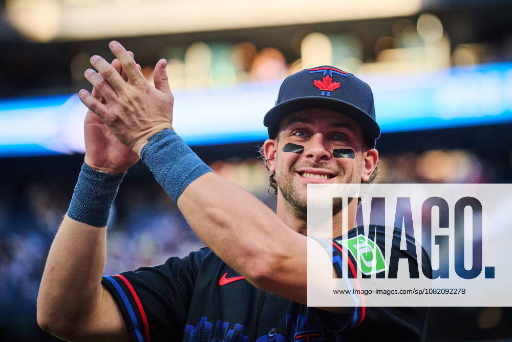 Toronto Blue Jays Ernie Clement (22) acknowledges the crowd as he is presented the Toronto Blue Jays 2026 Heart and Hustle Award before MLB, Baseball Herren, USA baseball action against the Seattle Mariners in Toronto, on Friday, Aug. 28, 2026. Canada News - August 28, 2026 - ZUMAc35_ 20260828_zaf_c35_106
