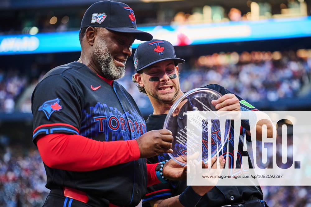 Toronto Blue Jays Ernie Clement, right, reacts as he is presented the Toronto Blue Jays 2026 Heart and Hustle Award by Carlos Febles before MLB, Baseball Herren, USA baseball action against the Seattle Mariners in Toronto, on Friday, Aug. 28, 2026. Canada News - August 28, 2026 - ZUMAc35_ 20260828_zaf_c35_107