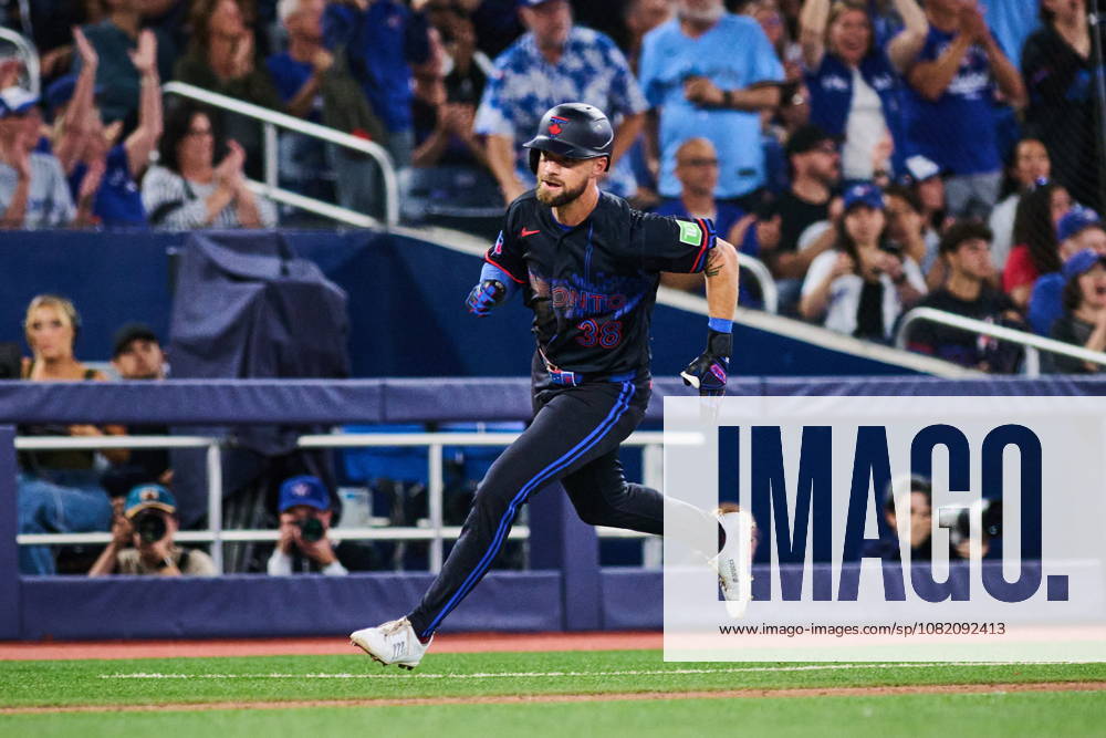 Toronto Blue Jays Nathan Lukes (38) comes in to score during seventh inning MLB, Baseball Herren, USA baseball action against the Seattle Mariners in Toronto, on Friday, Aug. 28, 2026. BBO-Mariners-Blue-Jays 20260828 - ZUMAc35_ 20260828_zaf_c35_111