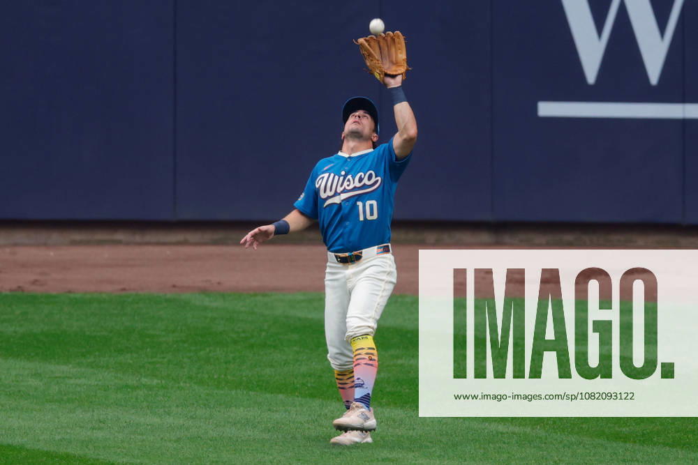 Milwaukee Brewers right fielder SAL FRELICK (10) catches a fly ball in a baseball game, Friday, Aug. 28, 2026, in Milwaukee, Wisconsin. Milwaukee USA - ZUMAa325 20260828_zsa_a325_001