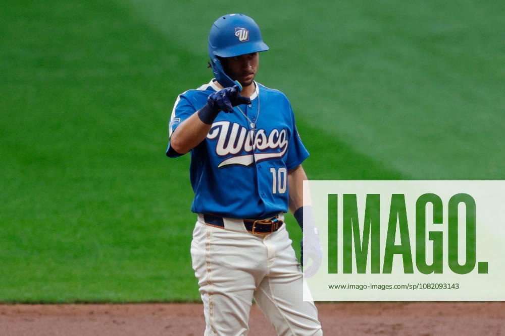 Milwaukee Brewers right fielder SAL FRELICK (10) hits a double during the second inning in a baseball game, Friday, Aug. 28, 2026, in Milwaukee, Wisconsin. MLB, Baseball Herren, USA 2026 - Rangers 1:6 Brewers - ZUMAa325 20260828_zsa_a325_010