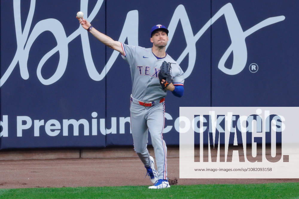 Texas Rangers center fielder EVAN CARTER (32) throws the ball in a baseball game, Friday, Aug. 28, 2026, in Milwaukee, Wisconsin. Milwaukee USA - ZUMAa325 20260828_zsa_a325_019