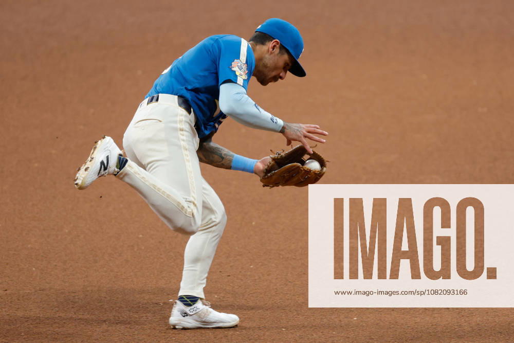 Milwaukee Brewers shortstop JOEY ORTIZ (3) fields a ground ball in a baseball game, Friday, Aug. 28, 2026, in Milwaukee, Wisconsin. MLB, Baseball Herren, USA 2026 - Rangers 1:6 Brewers - ZUMAa325 20260828_zsa_a325_026