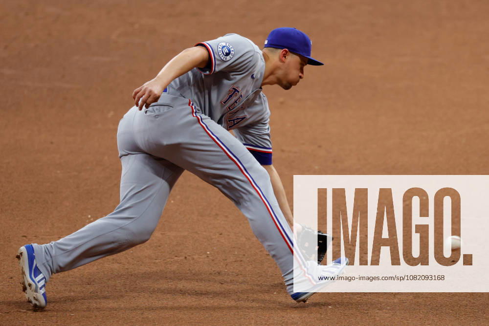 Texas Rangers shortstop COREY SEAGER (5) fields a ground ball in a baseball game, Friday, Aug. 28, 2026, in Milwaukee, Wisconsin. MLB, Baseball Herren, USA 2026 - Rangers 1:6 Brewers - ZUMAa325 20260828_zsa_a325_027