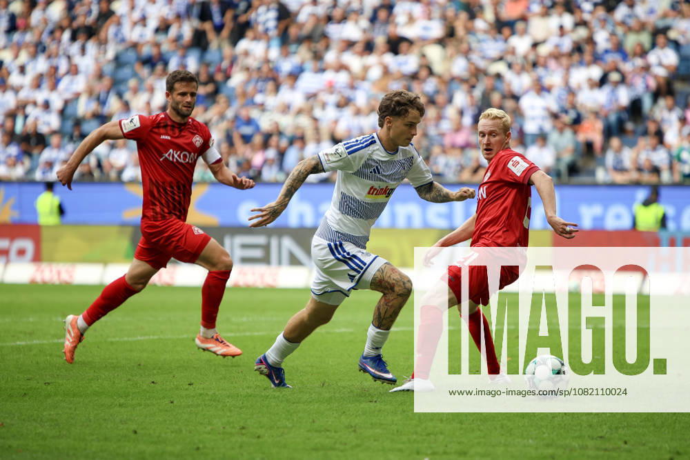 GER, Soccer, Men s, 3rd Division, 2026–2027 Season, MSV Duisburg vs. FC Würzburger Kickers, Niklas Jessen (Duisburg) and Luke Hemmerich (Würzburg) battling for the ball, Duisburg Schauinsland Arena, North Rhine-Westphalia, Germany
