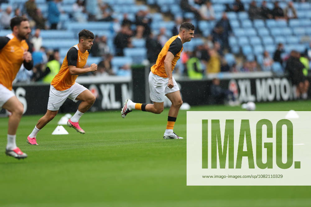 Coventry City v Hull City Premier League Hull City players warming up during the Premier League match at the Coventry Building Society Arena, Coventry 29 08 2026 UK Newspapers OUT