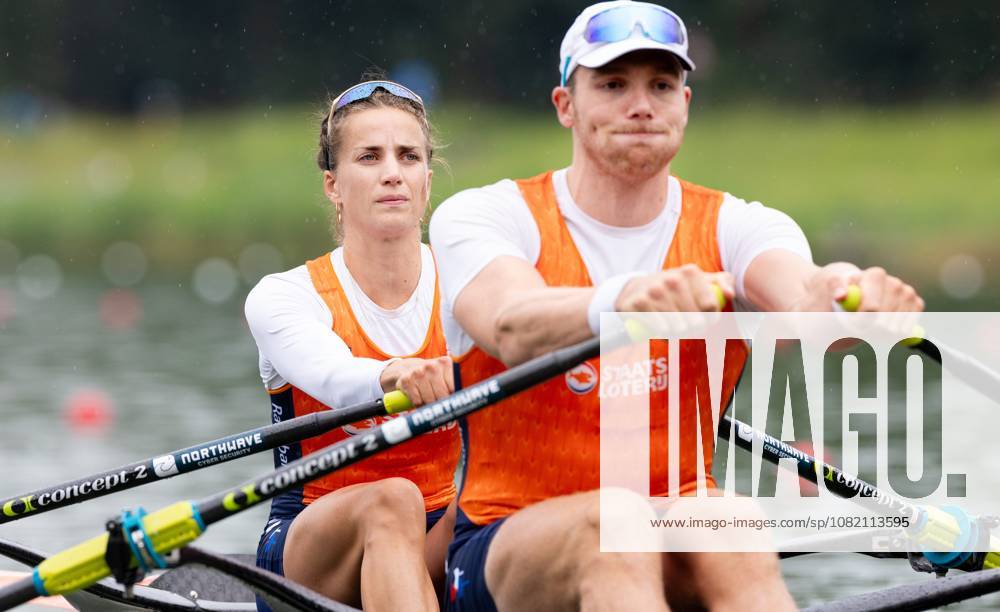 AMSTERDAM - Roos de Jong and Simon van Dorp during the heats for mixed double sculls on the sixth day of the World Rowing Championships at the Bosbaan in the Amsterdam Forest. IRIS VAN DEN BROEK ANP ANPxSportx IVx 566507260 originalFilename: 566507260