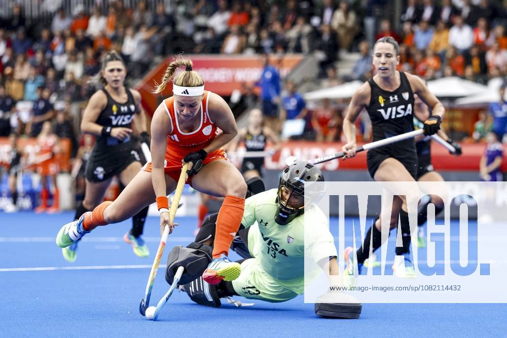 AMSTELVEEN - Pien Dicke of the Netherlands and goalkeeper Cristina Cosentino of Argentina during the Hockey World Cup final between the Netherlands and Argentina at the Wagener Stadium. SEM VAN DER WAL ANP ANPxSportx IVx 566508287 originalFilename: 566508287