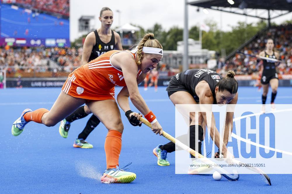 AMSTELVEEN - (lr) Pien Dicke of the Netherlands and Sofia Toccalino of Argentina during the Hockey World Cup final between the Netherlands and Argentina at the Wagener Stadium. SEM VAN DER WAL ANP ANPxSportx IVx 566509706 originalFilename: 566509706
