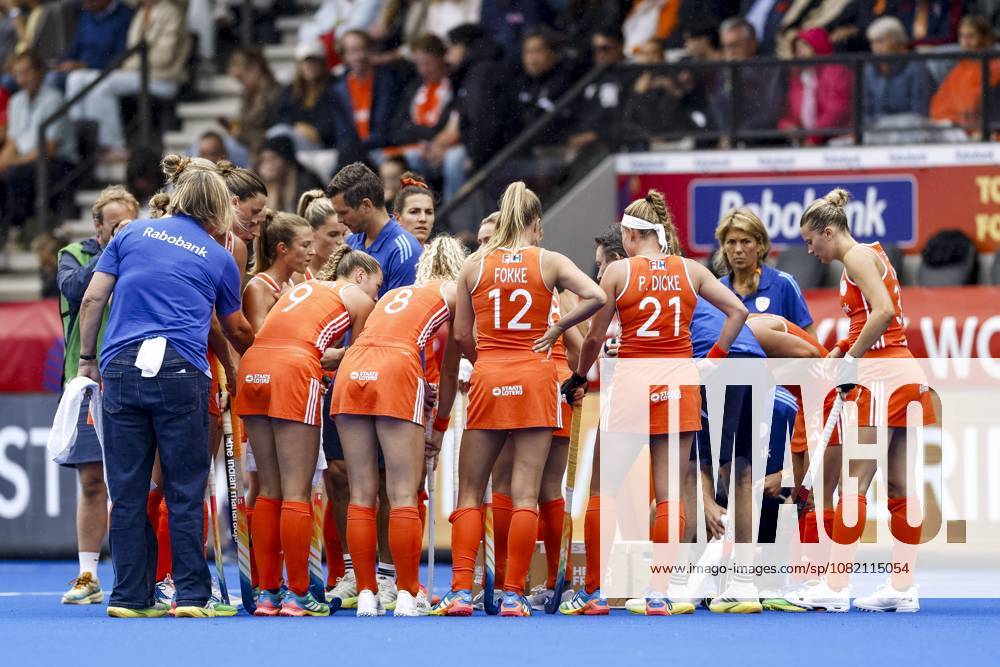 AMSTELVEEN - Dutch players confer during the Hockey World Cup final between the Netherlands and Argentina at the Wagener Stadium. SEM VAN DER WAL ANP ANPxSportx IVx 566509857 originalFilename: 566509857