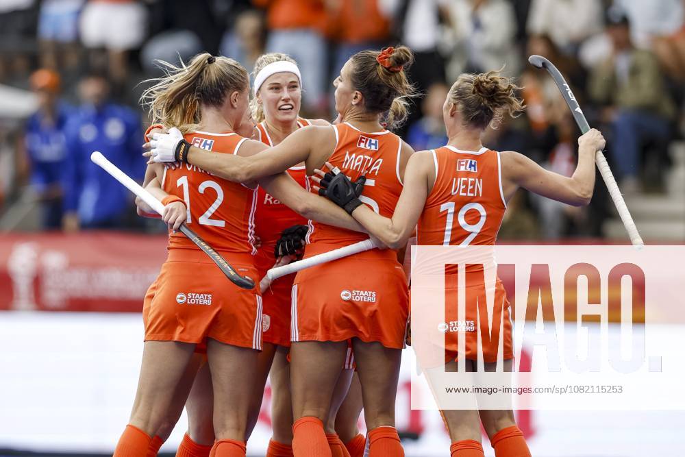 AMSTELVEEN - (lr) Luna Fokke of the Netherlands, Yibbi Jansen of the Netherlands, Frédérique Matla of the Netherlands and Marijn Veen of the Netherlands celebrate the 1-0 by Yibbi Jansen of the Netherlands during the Hockey World Cup final between the Netherlands and Argentina at the Wagener Stadium. SEM VAN DER WAL ANP ANPxSportx IVx 566510120 originalFilename: 566510120