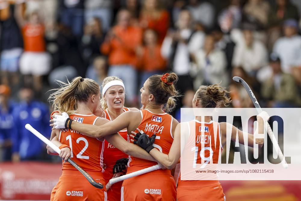 AMSTELVEEN - (lr) Luna Fokke of the Netherlands, Yibbi Jansen of the Netherlands, Frédérique Matla of the Netherlands and Marijn Veen of the Netherlands celebrate the 1-0 by Yibbi Jansen of the Netherlands during the Hockey World Cup final between the Netherlands and Argentina at the Wagener Stadium. SEM VAN DER WAL ANP ANPxSportx IVx 566510331 originalFilename: 566510331