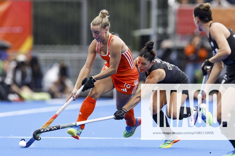 AMSTELVEEN - (lr) Joosje Burg of the Netherlands and Maria Granatto of Argentina during the Hockey World Cup final between the Netherlands and Argentina at the Wagener Stadium. SEM VAN DER WAL ANP ANPxSportx IVx 566510341 originalFilename: 566510341